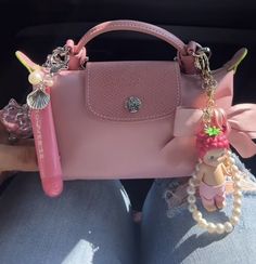 Purse Charms Aesthetic, Cute Best Friend Gifts, Rich Girl Lifestyle, What In My Bag, Girly Bags, Luxury Purses, Cute Purses