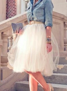 Denim and diamonds- Love it! #tulle skirt Weekend Mode, Gonna In Tulle, Ballerina Skirt, Mode Tips, Denim And Diamonds, Denim Chic