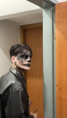 Halloween Guy Makeup, Skeleton Makeup Male, Scare Actor Aesthetic, Male Makeup Halloween, Guy Halloween Makeup, Simple Halloween Makeup Men, Easy Halloween Makeup Men