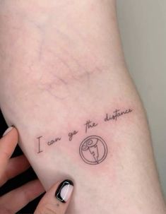 a woman's foot with a tattoo saying i can't get the distance