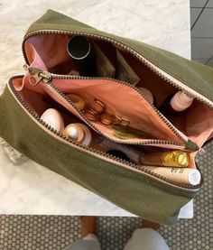 Inside My Bag, What In My Bag, Bags Aesthetic, Essential Bag, Makeup Bags, Mode Inspo, Makeup Essentials, Beauty Bag, Bits And Bobs