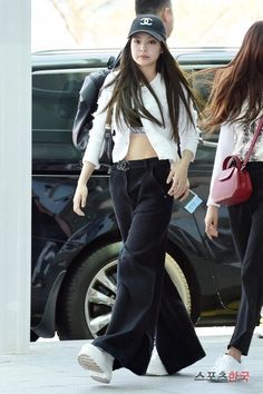 Jennie Airport Style, Race Outfit, Famous Outfits, Clothing Subscription, Icn Airport, Outfits With Hats, Kpop Fashion Outfits, Basic Outfits