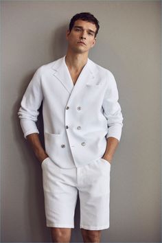 Alexandre Cunha dons an all-white look from Massimo Dutti. All White Summer Outfits, All White Mens Outfit, Outfits Ideas For Men, White Outfit For Men, White Summer Outfits, Summer Outfits Ideas, White Jeans Men, Men Fashion Casual Outfits, Streetwear Men Outfits