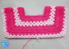 a pink and white crochet purse with two rows of stitches at the bottom