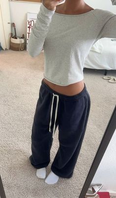 Sweat Pants Aesthetic, Cute Winter Fits For School, Cute Outfit Ideas Winter, Fits Sweatpants, Comfy Cute Fits, School Winter Formal Dresses, School Outfits Basic, Cute Comfy School Outfits, Comfy Fits For School