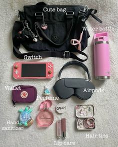 #whatsinmybag Purse Must Haves Items, Purse Essentials List, Bag Tour, School Backpack Essentials, What's In My Backpack, Everyday Bag Essentials, What's In My Purse, Backpack Essentials, School Bag Essentials