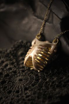 ** Unique Human Rib Cage Charm Necklace / Hand - Painting Version- Original Design and Made by Defy ** Another cool item in our Human Anatomy collection. The pendant is made of brass material with gold-plated chain. The skull has nice handmade details in color hand paint tones. Product info ; - The Human Rib Cage Dimensions are : approx. 2.7 x 2.9 x 1.2 cm. - Necklace chain length : please choose our length options - Material : brass (nickel free) - Claw Clasp **Shipping to World Wide** - Please Bone Jewellery, Human Ribs, Human Rib Cage, Afro Jewelry, Anatomical Jewelry, Art Bio, Anatomical Heart Art, Caged Necklace, Jewelry Gothic