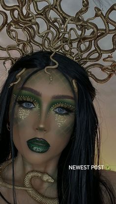 Medusa Masquerade Mask, Snake Make Up Eyes, Medusa Face Makeup, Medusa Make Up Ideas, Elf Queen Makeup, Snake Eyes Makeup, Halloween Makeup Work, Halloween Makeup Medusa, Halloween Medusa Makeup