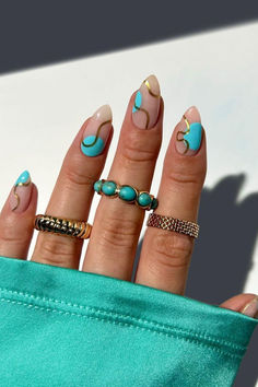 Turquoise Nails with gold details Blue Wave Nail Design, Teal Vacation Nails, Teal Nails With Glitter, Turquoise Nail Ideas, Teal And Gold Nails, Base Nails, Turquoise Nail Designs, Teal Nail Designs, Blue Ombre Nails