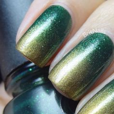 17 Stunning Green Chrome Nail Design Ideas - thepinkgoose.com Green And Gold Ombre Nails, Green And Gold Manicure, Emerald Green Chrome Nails, Nails Green And Gold, Chrome Nail Design, Mint Green Nail Polish, Gold Manicure, Mint Green Nails