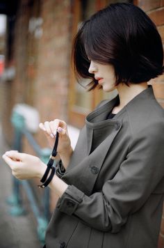 尹善英 Korean Short Hair, Shot Hair Styles, 짧은 머리, Girl Short Hair, Foto Inspiration, Grunge Style, العناية بالشعر, Fotografi Potret, About Hair