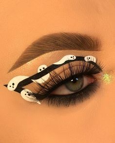 Cute Halloween Eye Makeup, Make Up Halloween Aesthetic, Make Halloween Simples, Uñas Halloween Aesthetic, Ideas De Maquillaje Aesthetic, Simple Halloween Eye Makeup, Halloween Eye Looks, Creative Halloween Makeup Looks