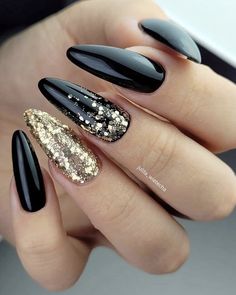 Black And Gold Acrylic Nails, Black Nails Design, Golden Nail Art, Black Gold Nails, Winter Nail Ideas, Black Gel Nails, Black Nails With Glitter, Gold Acrylic Nails, Black Coffin Nails