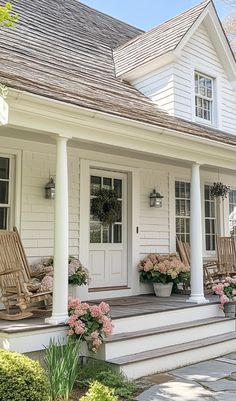 Dreaming of a front porch that feels straight out of a Nancy Meyers movie? Bring that effortlessly chic, cozy vibe to your own porch with decor that’s all about soft elegance and comfort. Start with classic, neutral pieces like a white or wicker chair topped with plush cushions in soothing tones. Add a cozy throw in muted pastels or a timeless stripe pattern for a touch of warmth. For greenery, think simple but lush – potted hydrangeas, ferns, or even an olive tree to give that just right pop of natural beauty. Finish it off with a charming lantern or two and maybe a few soft candles for evening ambiance. Your porch will feel like the set of a dreamy rom-com! Head to the blog for more Nancy Meyers-style porch decor ideas that bring the cozy, elegant vibes of spring to your entryway. Nancy Meyers House Exterior, Nancy Meyers Backyard Aesthetic, Nancy Meyers Backyard, Moody Nancy Meyers Aesthetic, Nancy Meyers Home Aesthetic, Nancy Meyers Aesthetic Small House, Nancy Meyers Style, Front Porch Furniture Ideas, Full Front Porch