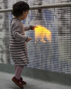 An Awesome Interactive 72,000 LED Display Is What Every Children's Hospital Needs Kids Architecture, Installation Interactive, Interactive Architecture, Interactive Poster, Interaktives Design, Calm Kids, Clever Kids, Interactive Walls, Games Design