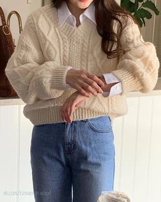 University Outfit Ideas, Adrette Outfits, Casual Pullover Sweater, Loose Top, Knit Sweaters, Cream Sweater, 가을 패션, Outfit Inspo Fall