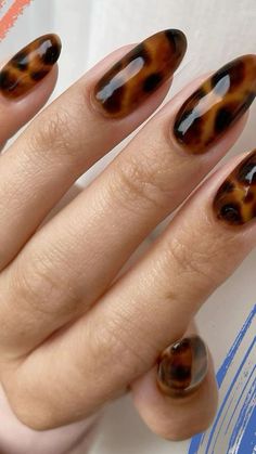 amber nails-τάσεις-στα-νύχια-Φθινόπωρο-Χειμώνας-2024-2025-ιδέες- Autumn 22 Nails, Tortoiseshell Nail Art, Torties Nails, Nails Caramel, Tortie Nails, Speckled Nails, Caramel Nails, Tortoiseshell Nails, Tortoise Shell Nails