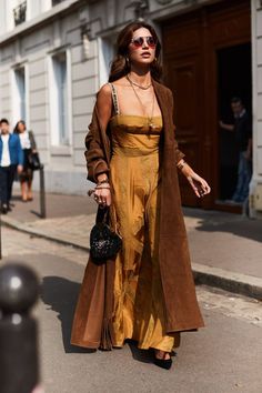 See all the most covetable street style looks from Paris Fashion Week. Modern Street Style, New Street Style, Paris Mode, Moda Paris, Paris Fashion Week Street Style, Street Style Trends, Street Style Winter