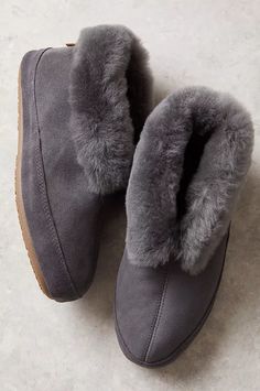 Slip into cozy via the Emma Australian Merino sheepskin slippers made from supremely soft double-faced sheepskin. #overlandsheepskin #slippers #cozy #sheepskinslippers #relaxing #metime Ugg Style Boots, Soft Sole Slippers, Best Slippers, Doc Martens Boots, High Quality Boots, Ugg Style, Comfy Slippers, Sheepskin Slippers, Vegan Boots