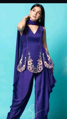 Designer Suits For Women Indian, Designer Kurti Patterns, Gaun Fashion, Dad Sneakers, Kurti Designs Party Wear, Kurta Designs Women