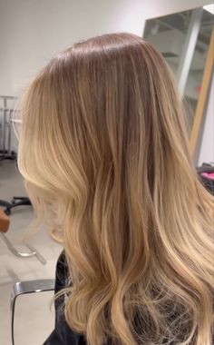 Golden Blonde With Dimension, Golden Highlights Light Brown Hair, Balayage On Strawberry Blonde Hair, Blonde Without Bleaching, Teddy Blonde Balayage, Blonde Champagne Hair, Honey Beige Blonde Hair Balayage, Light Brown Hair With Brown Highlights, Partial Highlights On Dirty Blonde Hair