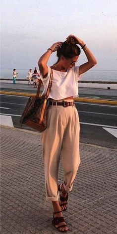 Moda Hipster Outfits Summer, Hipster Summer, Sandal Tali, Walking Down The Street, Style Indie, Stil Boho, Fashion Boho, Fashion Blogger Style