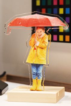 "Nach jedem Regen kommt auch Sonnenschein!" Das nasskalte Wetter einfach mit einem Lächeln vergessen... Am Wochenende kommen die Sonnenstrahlen bestimmt wieder ☔️🌦 regen bilder lustig, spontane geschenke, kreative ideen, regenwetter lustig bilder, kinderbilder, kinderfotos ideen, dekoaufsteller, wohnaccessoires, erinnerung, familie, kind, diy Moss Decor, Award Ideas, Acrylic Photo Frames, Trophy Design, Nature Art Prints, Photo Frame Gift, Art Pencils, Acrylic Decor, Laser Cut Acrylic