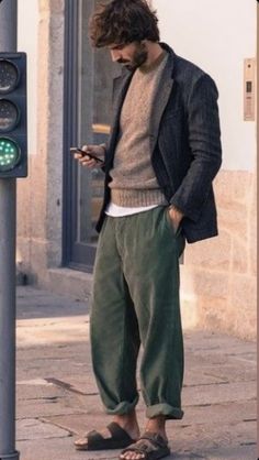 Slouchy Mens Fashion, Crunchy Outfits Men, Minimalist Mens Outfits, Mens Boho Fashion, Hipster Guy, Hipster Outfits Men, Men's Hipster Style, Cooler Style, Estilo Hippie