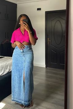 Denim Skirt Brunch Outfit, Maxi Denim Skirt Outfit Casual, Maxi Skirt Outfit Summer Black Women, Long Denim Skirt Outfit Black Women, Denim Maxi Skirt Outfits, Long Denim Skirt Outfit Summer Casual, Long Skirt Casual Outfit, How To Style Long Denim Skirt, Styling Denim Skirt