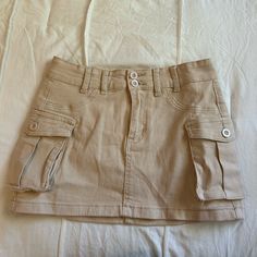 Super Cute Low Waisted Mini Cargo Skirt!! Never Worn Mini Cargo Skirt Outfit, Beige Cargo Skirt, Brown Cargo Skirt, Cargo Skirts, Cargo Mini Skirt, Fall Closet, Tan Skirt, Khaki Skirt, Color Cafe