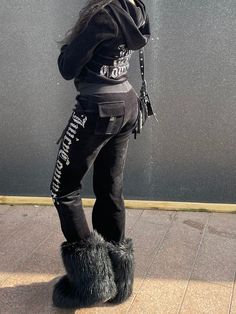 Black Fuzzy Boots Outfit, Makeup Rhinestones, Streetwear Paris, Fur Boots Outfit, Mcbling Fashion, Y2k Bratz, Fuzzy Boots, Designer Runway, Fashion Vogue