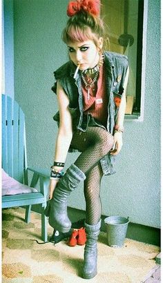 2014 Hipster Aesthetic, Grunge Maximalism Fashion, Indie Sleaze Summer Outfits, Lazy Punk Outfits, 80s Punk Fashion Women 1980s Style, Alternative Punk Fashion, 90s Punk Fashion Women, 80s Punk Women, 70s British Punk Fashion