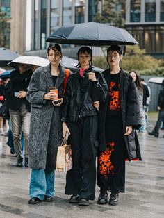 Paris Fashion Week Winter, Pfw 2023 Street Style, Japanese Street Fashion 2023, Androgeny Style, Shanghai Street Fashion, Shanghai Street Style, London Street Fashion, Tokyo Fashion Week Street Styles, Snap Fashion