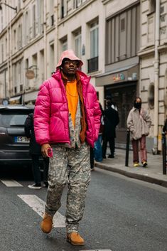 Orange Pink Outfit, Style Autumn 2022, Pink Outfit Men, Menswear Street Style, Street Style 2022, Pink Combination, Drip Too Hard, Pink Puffer Coat, Men Street Styles