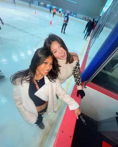 ice skating, instagram, ice skating instagram pics, ice skating insta inspo, ice skating poses, aesthetic, skating rink, skating pictures, winter, ice rink, instagram inspo, instagram ideas, skating photoshoot, poses Ice Skating Photoshoot Friends, Ice Skating Pictures With Friends, Ice Skating Outfit Date, Ice Skating Pics, Ice Skating Photoshoot