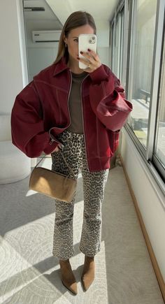 Outfit Trend 2024 Autumn, Animal Print Night Outfit, Printed Sweater Outfit, Fall Trends 2023 Outfits Women, Leopard Print Street Style, Animal Print Vest Outfit, All Saints Style Women, Leopard Fall Outfit, Printed Jeans Outfit