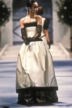 Coco Chanel Haute Couture, Classic Runway Fashion, Coco Chanel Runway, 90s Haute Couture, Chanel Vintage Dress, Guilded Glamour, Outfit Soirée, Chanel Bride, Vintage Chanel Dress