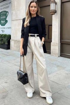 Wide Leg Alfaiataria, Wide Leg Business Casual, Cream Wide Leg Trousers Outfit, Khaki Slacks Outfit Women, Wide Leg Office Outfit, Taupe Trousers Outfit, Outfits Com Blazer, Wide Leg Work Outfit, Wide Leg Outfit Ideas