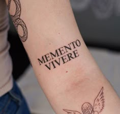 a woman with a tattoo on her arm that says mementoo vivree