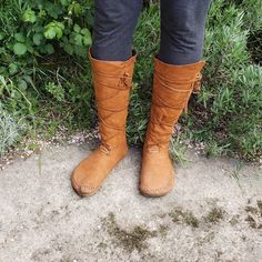 Here is the right place if you would like me to make boots for you instead of learning how to make them. I offer to make custom-made boots directly from an outline and measurements of your feet. Weird feet, bunion feet, thin feet, extra-large feet... you are all welcome as you are! I will make a unique pattern for you, Make Your Own Patterns, Barefoot Boots, Leather Moccasins, Low Boots, Boots High, Barefoot Shoes, How To Make Shoes, Leather Conditioner, Video Tutorials