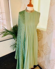 Neck Pleated Kurti Designs, Pleated Kurti Designs, Designed Outfits, Jeans Casual Outfit, Casual Outfit Summer, Silk Kurti Designs, Summer Outfits Casual, Outfits For Fall