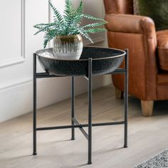 Elegant Black Hammered Metal Side Table – Compact & Stylish Design - Decor interiors Tray Side Table, Bar Stand, Metal Accent Table, Black Tray, Gallery Furniture, Contemporary Side Tables, Metal Cross, Metal Side Table, Contemporary Living Spaces