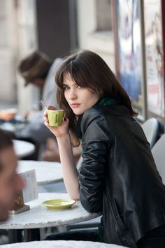 People Drinking Coffee, Cafe Society, Photographie Portrait Inspiration, French Models, Cafe Style, Olivia Palermo, Coffee Cafe