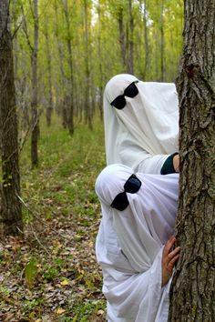 Two best friends, dressed like cool ghosts, peeking around a tree Funny Photoshoot, Halloween Styled Shoot, Spooky Photoshoot, Spooky Halloween Pictures, Ghouls Just Wanna Have Fun, Costume Photography, Farm Photos