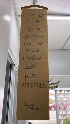 a sign hanging from the ceiling that says, i'm not afraid to learn spanish