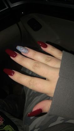 #unhas #unhaslindas #unhasalongadas #esmalte #esmaltação #unhasalongadas #unhasnaturais Cute Maroon Nails Acrylic, Maroon Silver Nails, Red Acrylic Nails Short Coffin, Maroon Nails For Prom, Nail Ideas For Prom Red, Short Coffin Acrylic Nails Red, Maroon And Silver Nails Acrylic, Maroon Coffin Acrylic Nails, Red And Silver Nails Ideas