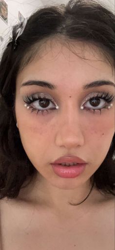 Makeup Art Eyeshadow, Shes Obsessed With Me, Maddie From Euphoria Makeup Looks, Pouty Makeup Look, Prom Makeup No Eyeliner, 4 Dots Eye Makeup, Cute Simple Eyeliner Looks, Pearl Prom Makeup, Makeup That Goes With Black Dress