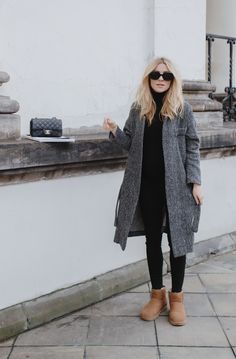 Look of The Day – ugly UGG in the city | Make Life Easier Mini Sunglasses, Slippers Outfit, Ugg Boots Outfit, Ugly Outfits, Winter Boots Outfits, Black Boots Outfit, Chique Outfit