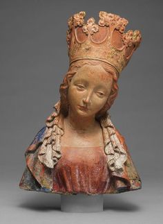 a statue of a woman with a crown on her head