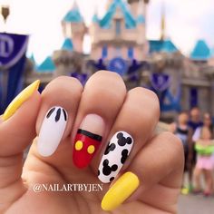 Mickey Mouse Navidad, Disneyland Nails, Mickey Mouse Nails, Disney Inspired Nails, Disney Acrylic Nails, Mickey Nails, Disney Nail, Young Forever, Pretty Nail Art Designs